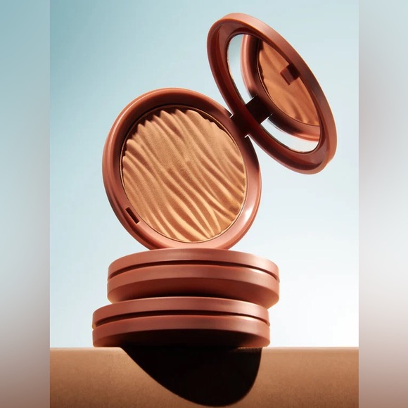 CIATÉ LONDON | Brazilian Glow Bronzing Powder in Aruba Island - Picture 5 of 11